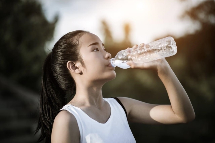 Nước có thể giúp làm đầy các khoảng trống trong dạ dày, giúp làm no bụng và giảm con đói.