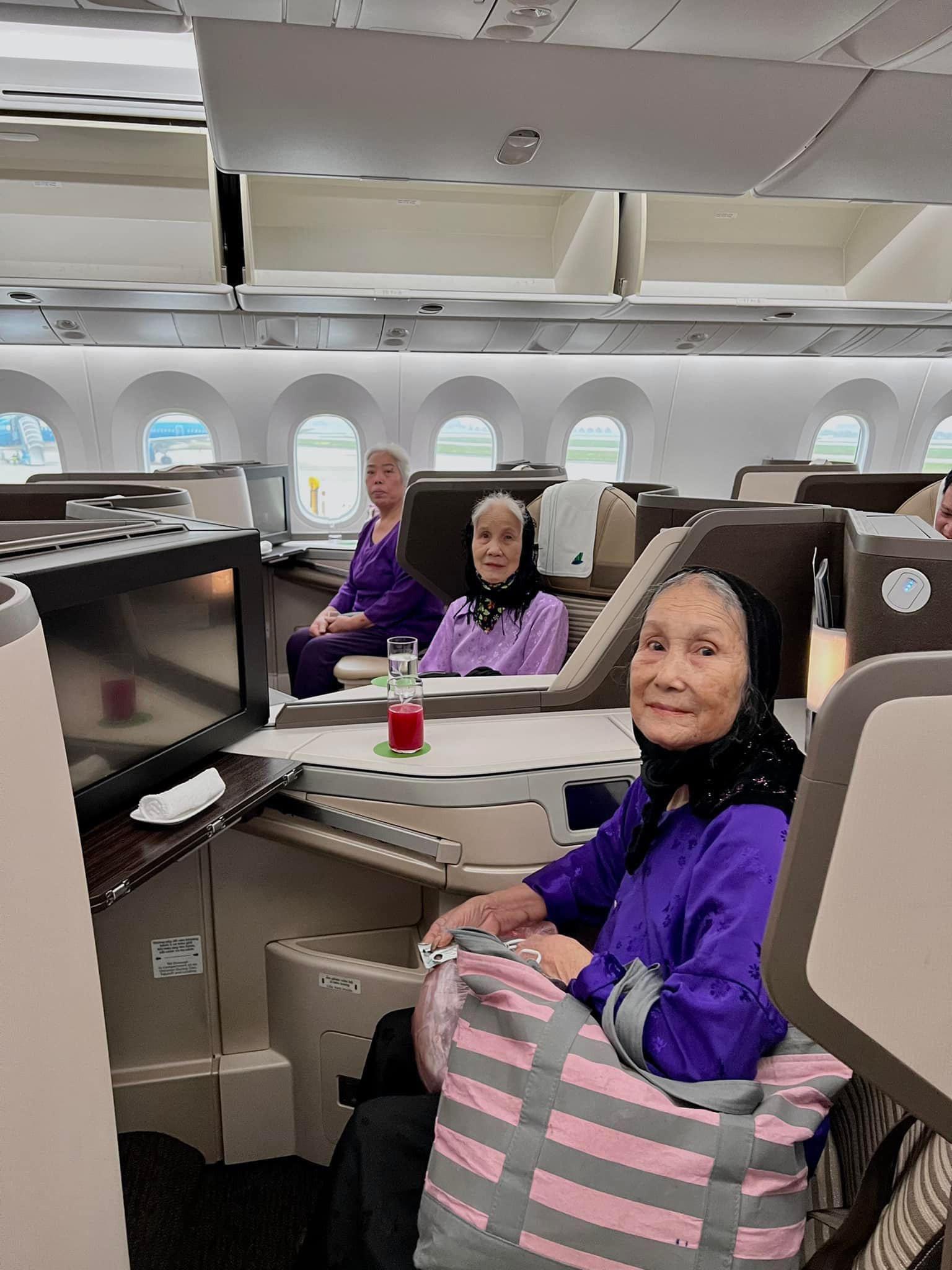 Cụ bà 100 tuổi cùng em dâu, em gái bay hạng thương gia du lịch Phú Quốc gây sốt