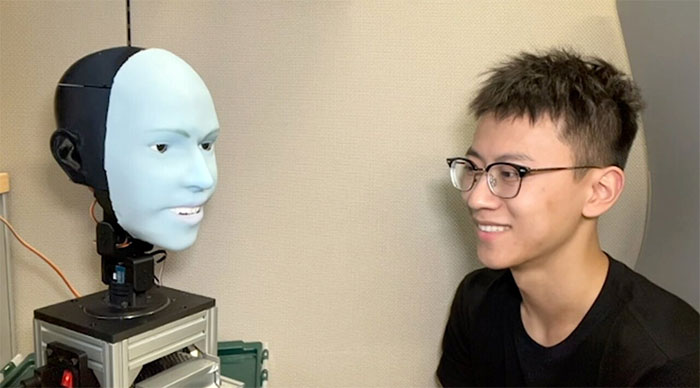 Robot AI dự đoán và mỉm cười cùng lúc với người khác