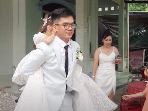 Đám cưới lạ nhất Đồng Nai: Chú rể cõng cô dâu 'tí hon' trên lưng, quan khách ai cũng ngóng đám cưới từ lâu