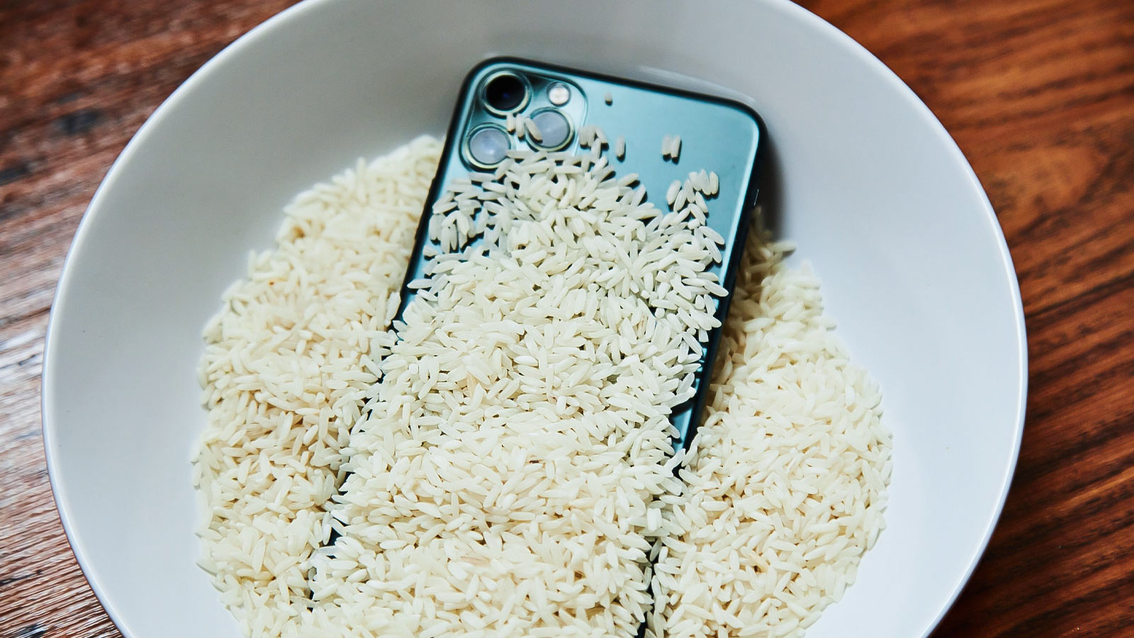 Điện thoại dính nước, bỏ vào gạo có sao không?