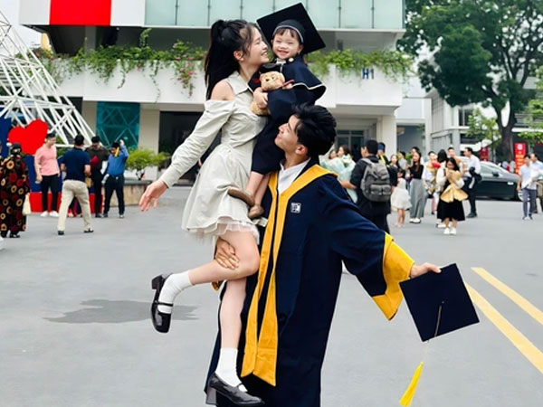 Nam sinh 2k bế vợ và con gái trong ngày nhận bằng tốt nghiệp hút 'triệu view' mạng xã hội