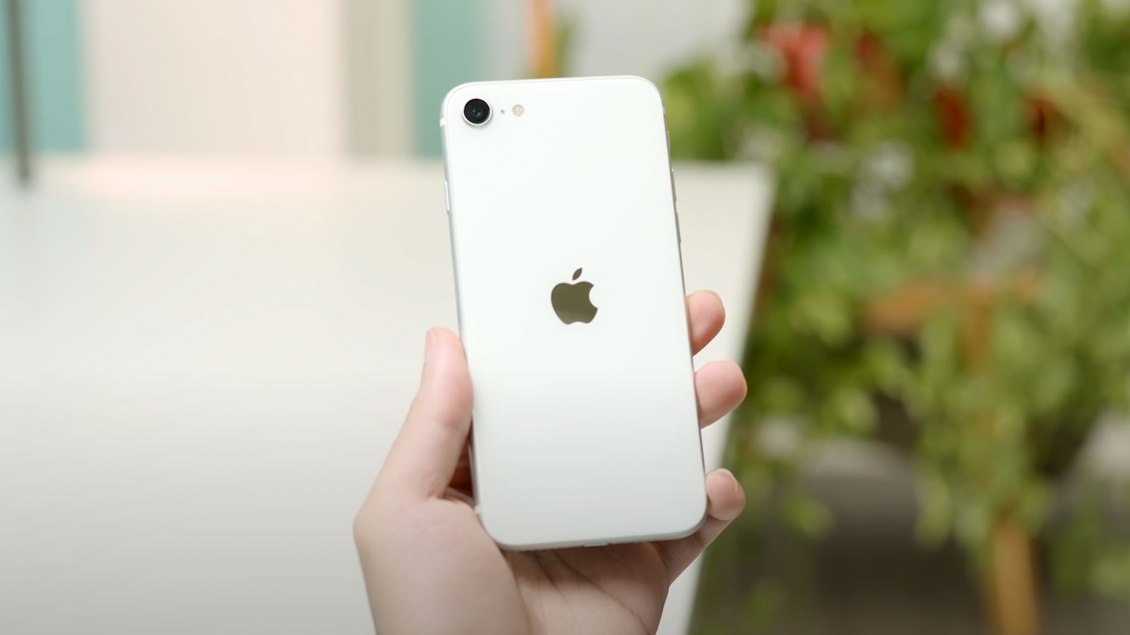 Nhìn lại iPhone SE 2020: Hàng cũ chỉ 4 triệu, nhưng ai sẽ mua đây?